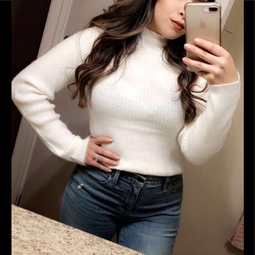 White turtle neck sweater 😍